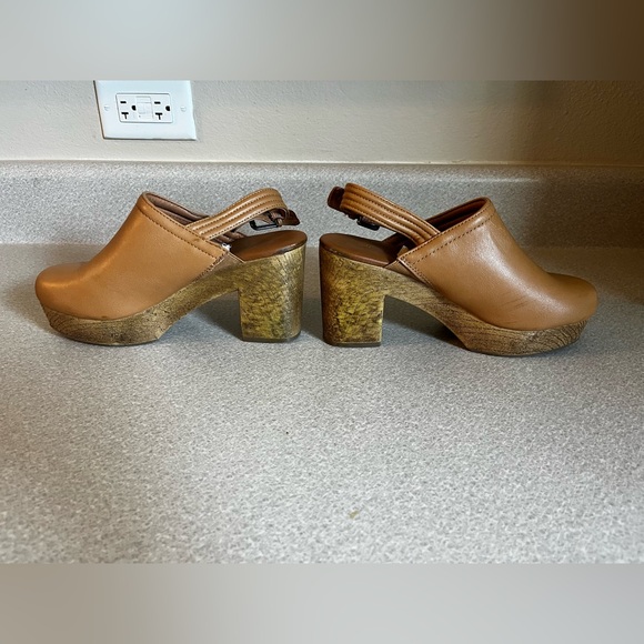 Universal Thread, Tan Leather Slingback Clogs - Picture 3 of 4